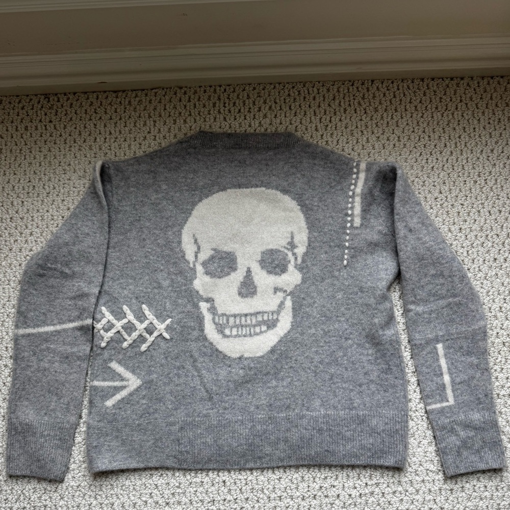 Xs Skull Cashmere gently used no pilling